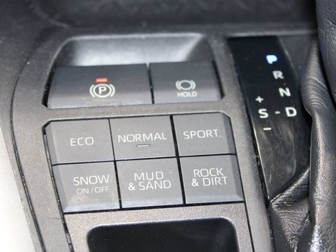 Used 2021 Toyota RAV4 XLE AWD/4WD image 36