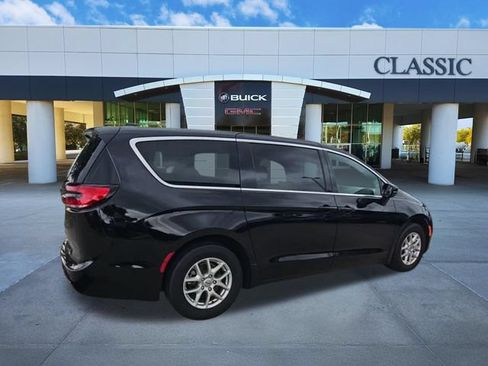 Used 2025 Chrysler Pacifica Select FWD image 8