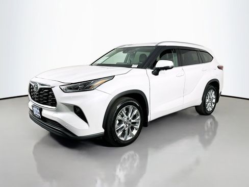 Used 2024 Toyota Highlander Limited AWD/4WD image 3