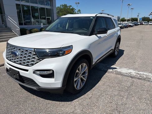 Used 2021 Ford Explorer Platinum w/ Equipment Group 601A AWD/4WD image 2
