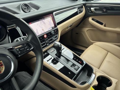 Certified 2025 Porsche Macan AWD/4WD image 20
