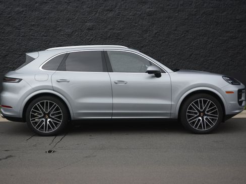 Certified 2025 Porsche Cayenne AWD/4WD image 8