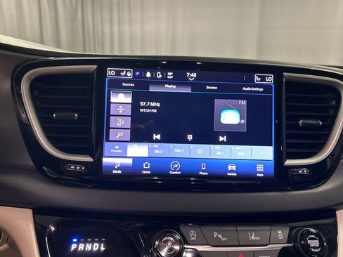 Used 2023 Chrysler Pacifica Touring-L FWD image 17