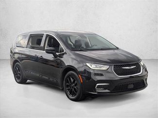 Used 2023 Chrysler Pacifica Touring-L FWD video 3