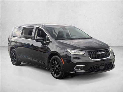 Used 2023 Chrysler Pacifica Touring-L FWD image 3