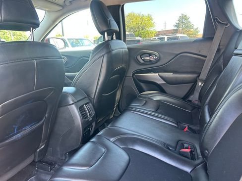 Used 2019 Jeep Cherokee Latitude Plus w/ Comfort/Convenience Group FWD image 31