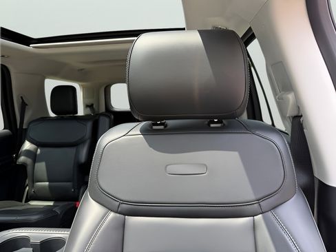 Used 2025 Ford Expedition Platinum AWD/4WD image 17