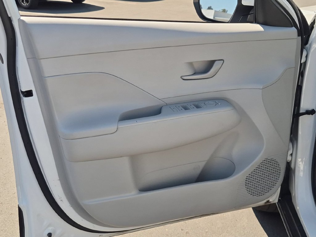 Used 2025 Hyundai Kona SEL FWD image 11