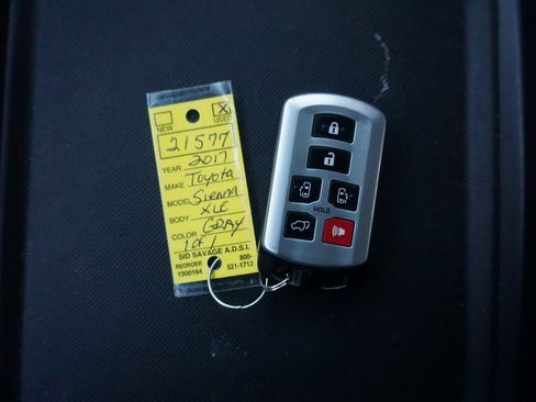 Used 2017 Toyota Sienna XLE image 28