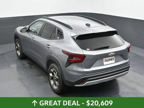 Used 2025 Chevrolet Trax LT FWD image 36