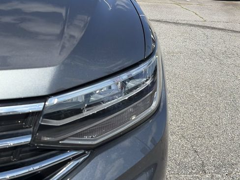 Used 2022 Volkswagen Tiguan SE w/ Panoramic Sunroof Package AWD/4WD image 11