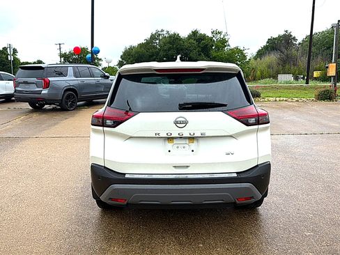 Used 2023 Nissan Rogue SV image 5