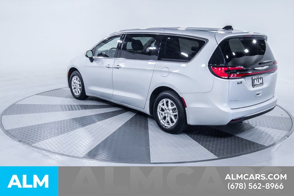 Used 2023 Chrysler Pacifica Touring-L FWD image 7