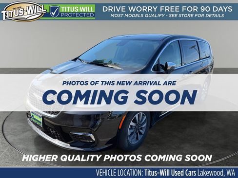 Used 2023 Chrysler Pacifica Limited w/ Uconnect Theater Family Group FWD image 3