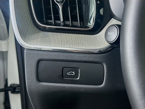 Used 2025 Volvo XC60 B5 Plus image 15