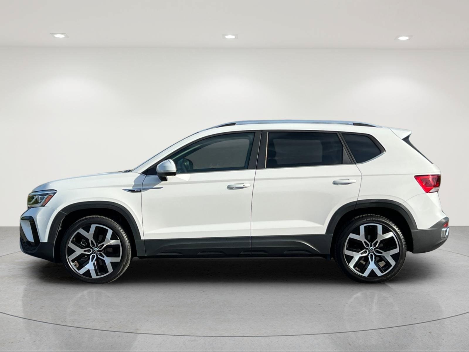 Used 2023 Volkswagen Taos SEL AWD/4WD image 2