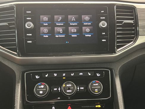 Used 2022 Volkswagen Atlas Cross Sport SE AWD/4WD image 16