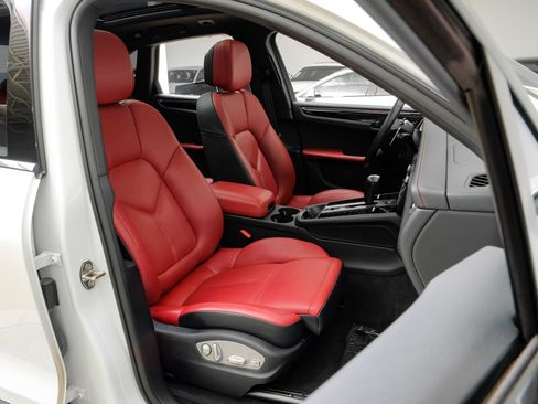 Used 2023 Porsche Macan AWD/4WD image 37