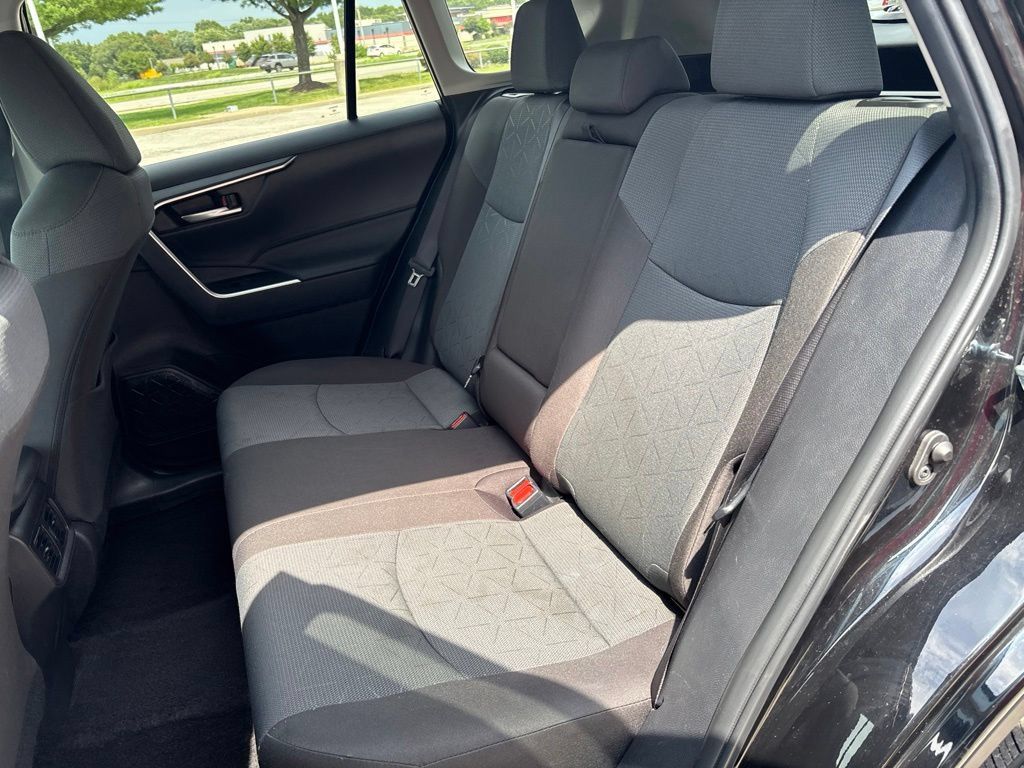 Used 2025 Toyota RAV4 XLE FWD image 19