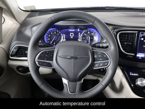 Used 2024 Chrysler Pacifica Touring-L image 7