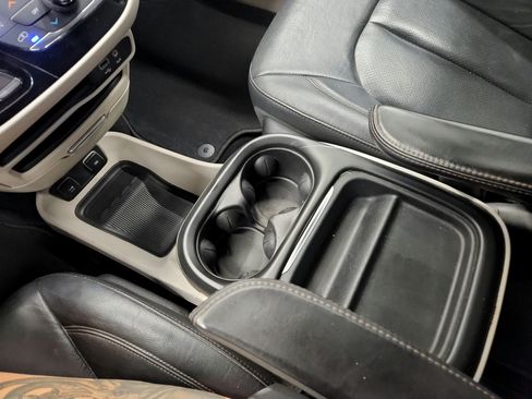 Used 2019 Chrysler Pacifica Touring-L FWD image 33