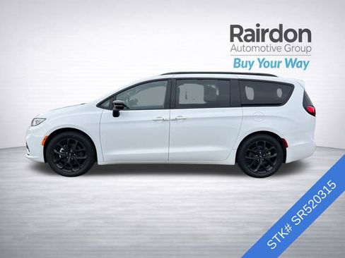 Used 2025 Chrysler Pacifica Limited image 4