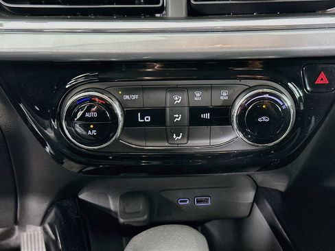 Used 2025 Chevrolet Trax LT w/ LPO, Blackout Package FWD image 23