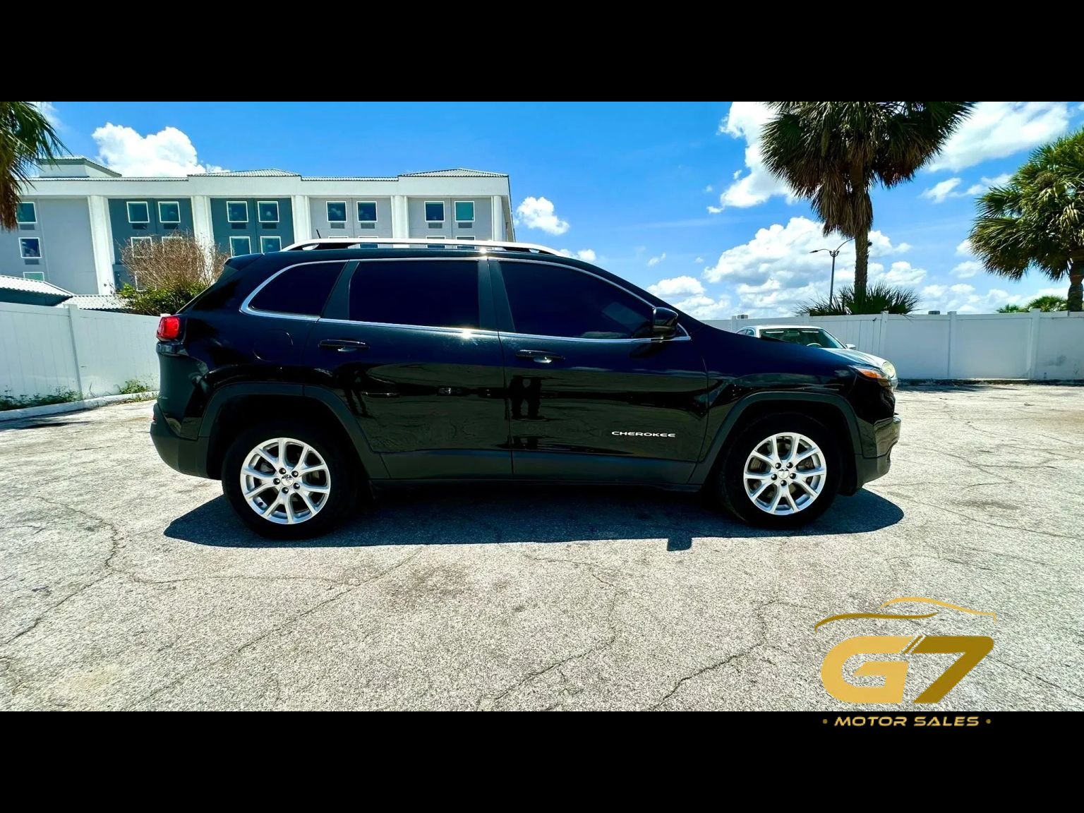 Used 2018 Jeep Cherokee Latitude Plus FWD image 3