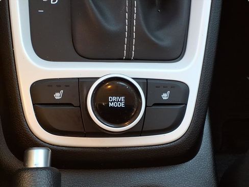 Used 2025 Hyundai Venue Limited image 17