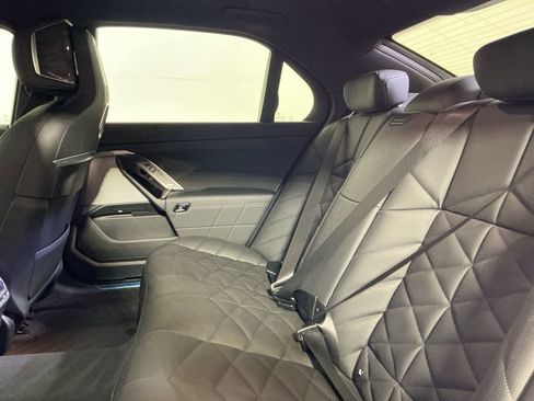 Certified 2025 BMW 740i w/ Premium Package image 27