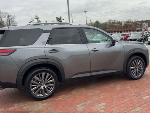 Used 2024 Nissan Pathfinder SL w/ SL Premium Package image 3