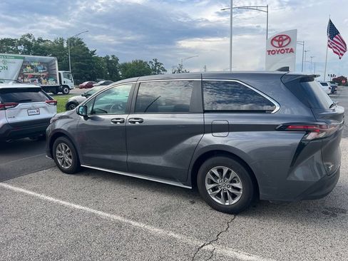 Used 2025 Toyota Sienna LE FWD image 3