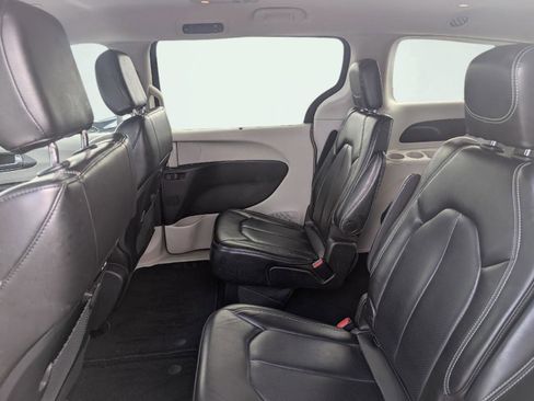 Used 2023 Chrysler Pacifica Touring-L FWD image 11