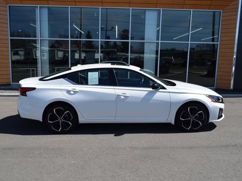 Used 2023 Nissan Altima 2.5 SR w/ SR Premium Package image 1