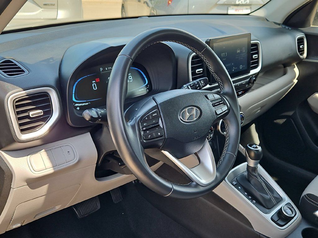 Used 2025 Hyundai Venue SEL FWD image 15