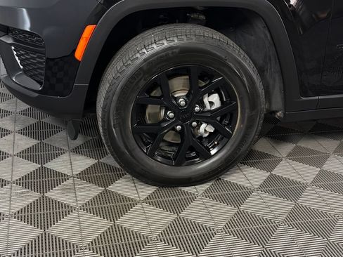 Certified 2025 Jeep Grand Cherokee Altitude AWD/4WD image 11