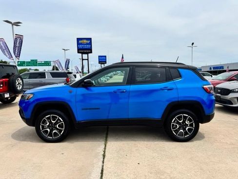Used 2025 Jeep Compass Trailhawk AWD/4WD image 2
