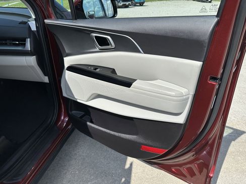 Used 2024 Kia Carnival LX FWD image 40