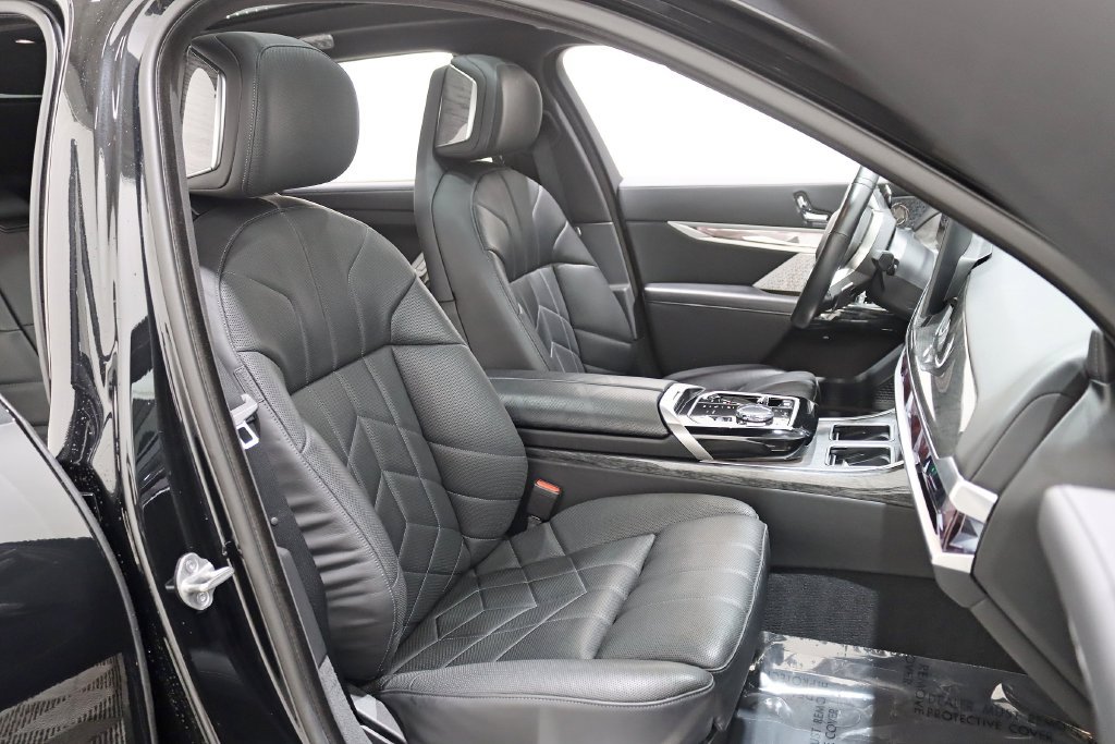 Used 2023 BMW 760i xDrive AWD/4WD image 29