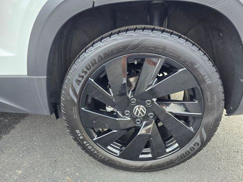 Used 2024 Volkswagen Taos SE AWD/4WD image 19