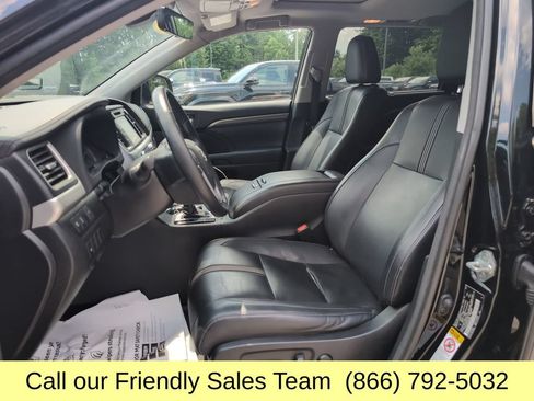 Used 2017 Toyota Highlander SE w/ Carpet Mat Package AWD/4WD image 11