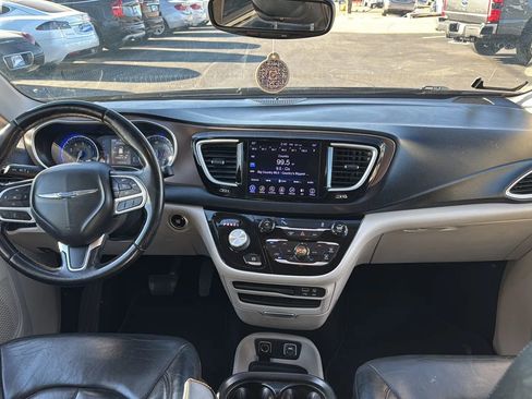 Used 2017 Chrysler Pacifica Touring-L image 28