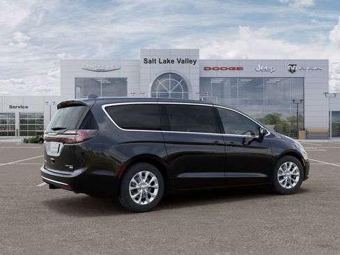 New 2026 Chrysler Pacifica Limited w/ Trailer Tow Group AWD/4WD image 4