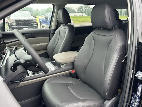 New 2025 Kia Carnival FWD image 11