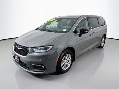 Used 2025 Chrysler Pacifica Select FWD image 3