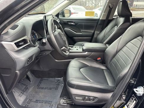 Used 2022 Toyota Highlander XLE AWD/4WD image 29