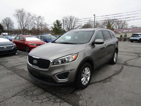 Used 2016 Kia Sorento LX image 3