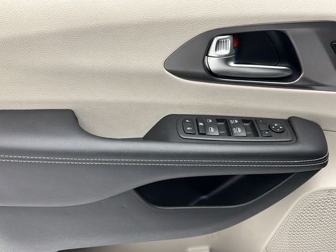 Used 2024 Chrysler Pacifica Touring-L FWD image 13