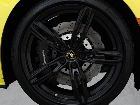 Used 2020 Lamborghini Huracan EVO RWD image 11