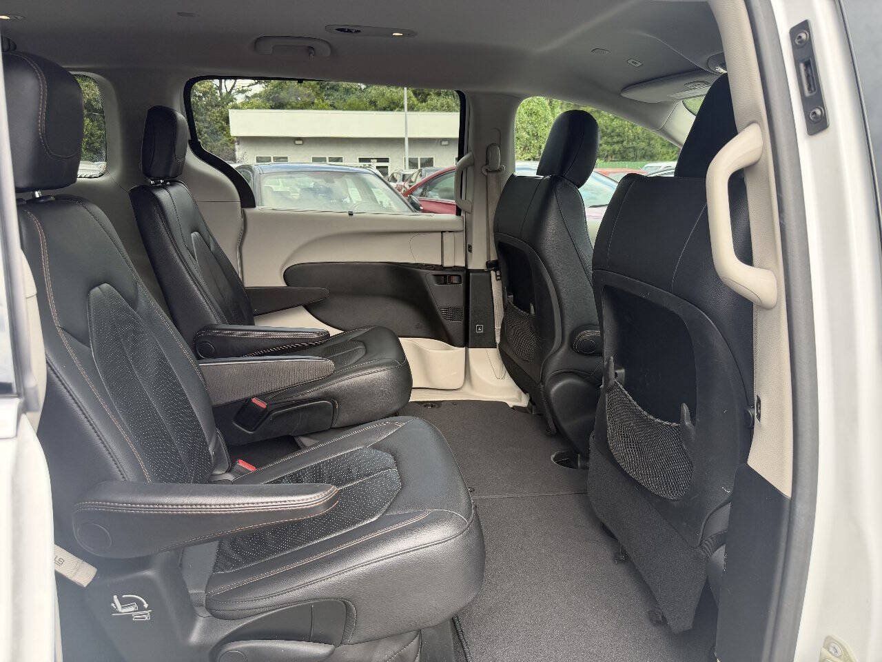 Used 2018 Chrysler Pacifica Touring-L FWD image 15